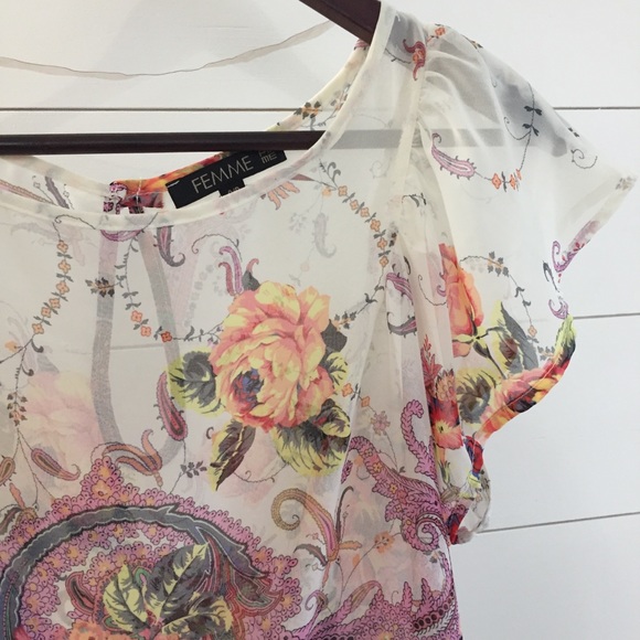 🛑 SOLD! FEMME de Carriere Print Short Sleeve Top - Picture 4 of 8